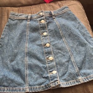 Esta falda solo fue usada 2 veces esta como nueva